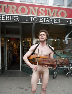 Naken ire spiller harpe for Tronsmo