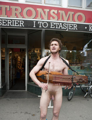 Naken ire spiller harpe for Tronsmo