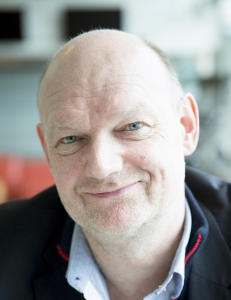 - Jeg kommer ikke til å sette opp teater der fem personer står og ser på en stein
