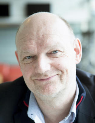 - Jeg kommer ikke til � sette opp teater der fem personer st�r og ser p� en stein