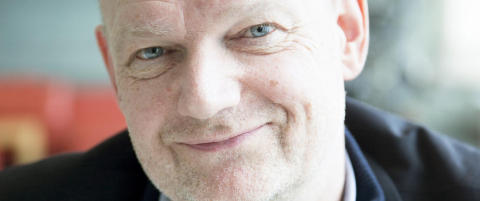 - Jeg kommer ikke til å sette opp teater der fem personer står og ser på en stein