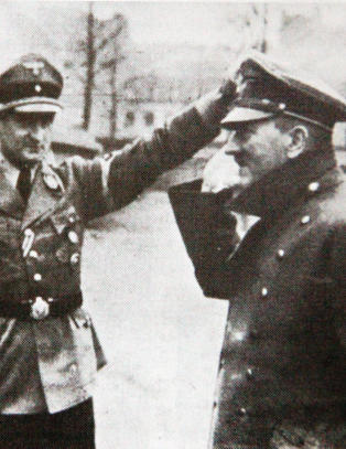 Hundre �yenvitner forteller om Hitlers siste timer