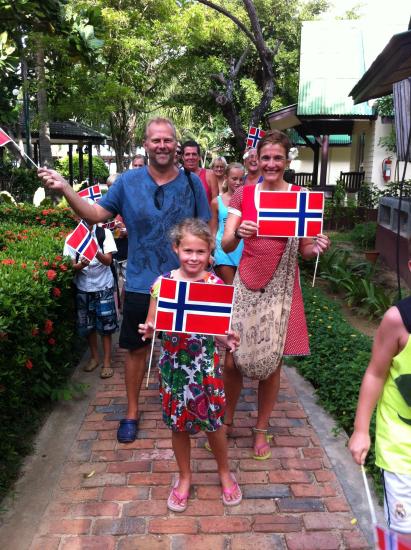 <b>Koh Lanta:</b> Gratulerer med dagen! Som eneste norske familie på den svenke Sanuk school på Koh Lanta i Thailand, ble vi overrasket med 17.mai frokost og norske flagg av våre svenske venner. Det ble til og med 17. mai-tog til skolen. Vennlig hilsen Reiseselbekk