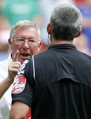 Sir Alex innr�mmer psykisk
krigf�ring mot dommerne