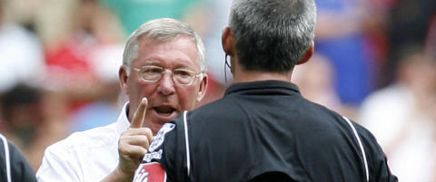 Sir Alex innr�mmer psykisk
krigf�ring mot dommerne