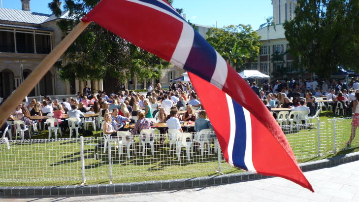 Flott dag med stort langt tog gjennom Brisbane og etterpå tilstelning ved Queensland University of Technology.
Håper alle i Norge også får solskinn i dag.
Hilsen Gunvor Yeo som har bodd i Brisbane i 46 år.