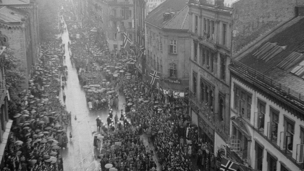 17.mai -feiring i Oslo i 1945. Øsende regn la ingen demper på festelighetene under den første feiringen av nasjonaldagen etter krigen.