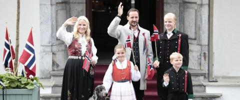 Her hilser kronprinsparet fra Skaugum