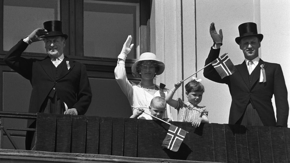 <b>17. mai i Oslo 1975</b> Kong Olav hilser folket fra slottsbalkongen sammen med kronprins Harald, prinsesse Sonja og barna Haakon og Märtha Louise.