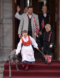 Her hilser kronprinsparet fra Skaugum