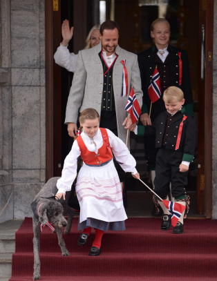 Her hilser kronprinsparet fra Skaugum