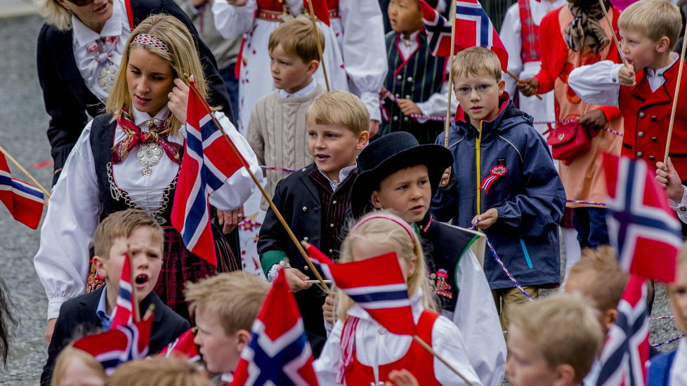 <b>I TOG FOR FØRSTE GANG:</b> Prins Sverre Magnus i barnetoget utenfor Skaugum i dag.