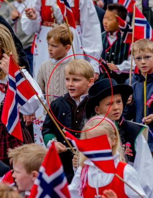 Her g�r prinsen i barnetoget for f�rste gang