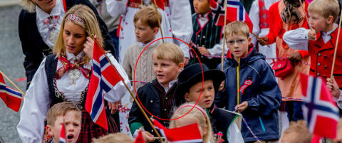Her g�r prinsen i barnetoget for f�rste gang