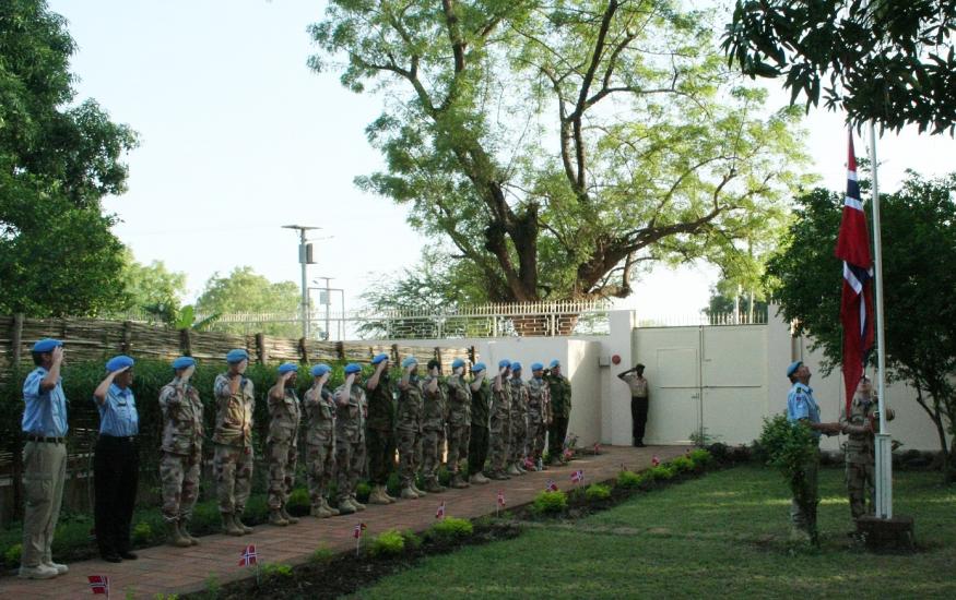 <b>JUBA: </b>  Gratulerer med dagen! Juba er badet i solskinn, og ambassaden har akkurat arrangert flaggheising ved residensen. Snart vil vi ha lunsj for alle nordmenn, og deretter en stor mottakelse med forhåpentligvis rekordstort oppmøte. 

Med vennlig hilsen,
Simen Brekke,
Ambassaden i Juba