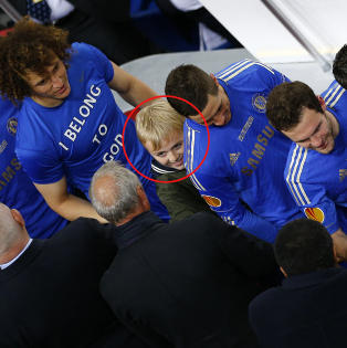 - Holdt p� � d� da jeg s� gutten min feire med Chelsea-spillerne