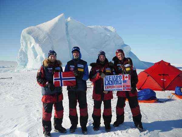 <b>Arktis:</b> Her er bilde fra Tobias Thorleifsson og resten av teamet på New Land 2013 Expedition, sendt via satellittelefon. De feirer 17.mai på Axel Heiberg-øy i Arktis med å ta seg en fridag og ta turen inn til land fra havisen for å se etter dyr. Hilsen, Anne Olga SyverhusetEkspedisjonskontakt for New Land 2013 Expedition