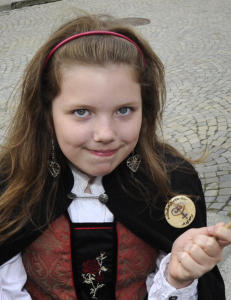 Nikola (11) fra Polen strålte med norsk flagg i Ålesund