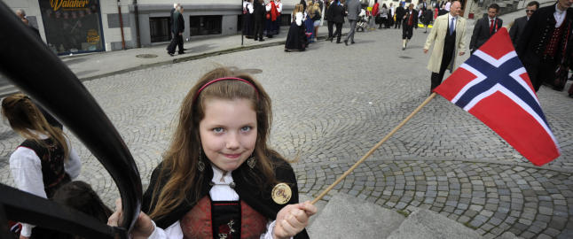 Nikola (11) fra Polen strålte med norsk flagg i Ålesund