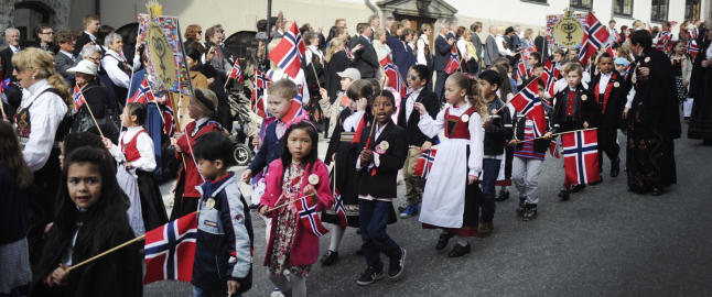 Denne skolen havnet midt i et nasjonalt 17. mai-br�k. I dag ble de klappet fram i toget