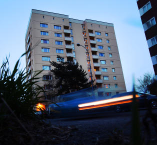 - Romfolk ble sl�tt, sparket og innesperret i denne blokka