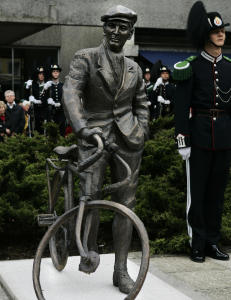 Forhjulet til sykkelstatuen av �Kjakan� er stj�let