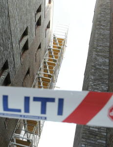 Gutt (17) falt fra toppen av seks etasjers bygning