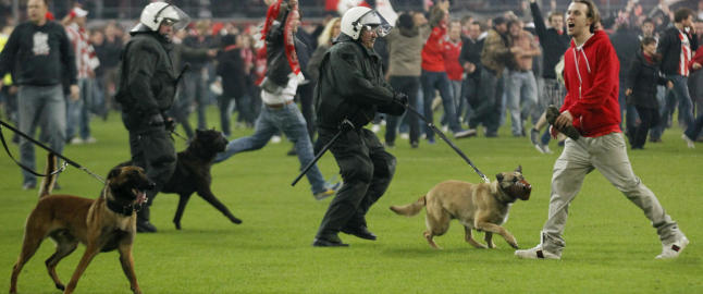 Ti skadd og 19 arrestert etter tysk fotballbr�k