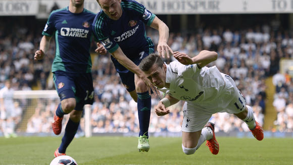 <p>Her er situasjonen alle snakker om fra White Hart Lane. Bale soleklart foran, soleklart dyttet ned, f&aring;r gult kort for filming.</p>
<p>Den avgj&oslash;relsen kan bli kostbar for Spurs.</p>