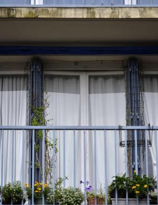 Kuttet over strupen på sine to barn på fem og ti år