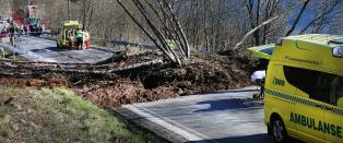 Ambulanse hindret av jordras, m�tte b�re pasienten videre