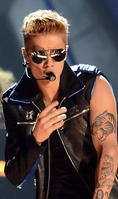 Bieber ble buet av scenen. Rihanna droppet festen
