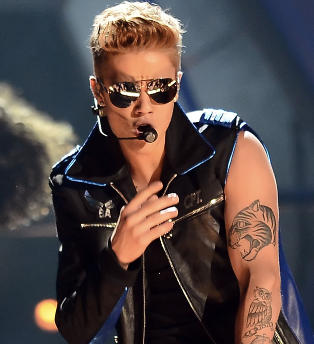 Bieber ble buet av scenen. Rihanna droppet festen