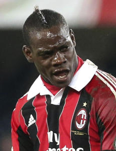 Lagkameratene m�tte holde igjen sint Balotelli