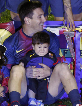 Messis s�nn brast i gr�t da Barcelona feiret gullet