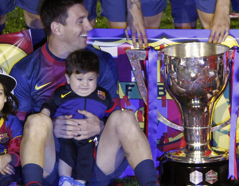 Messis s�nn brast i gr�t da Barcelona feiret gullet