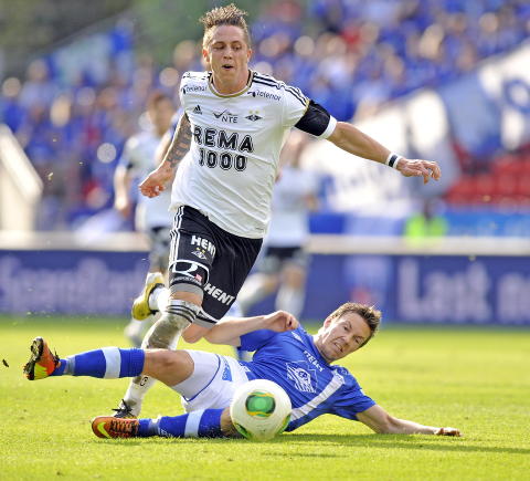 <p><strong>FELLINGEN:</strong> Eller var det en takling? Dommer Tom Harald Hagen mente i alle fall det var en felling, og at Nicki Bille Nielsen mistet en m&aring;lsjanse da Linnes felte ham. Foto:&nbsp;Ned Alley / NTB Scanpix</p>