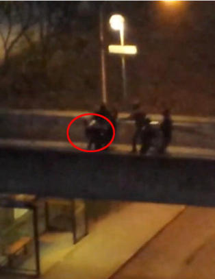 Her bankes en politimann opp mens en jente ler og roper «allah akhbar, politiet løper!»