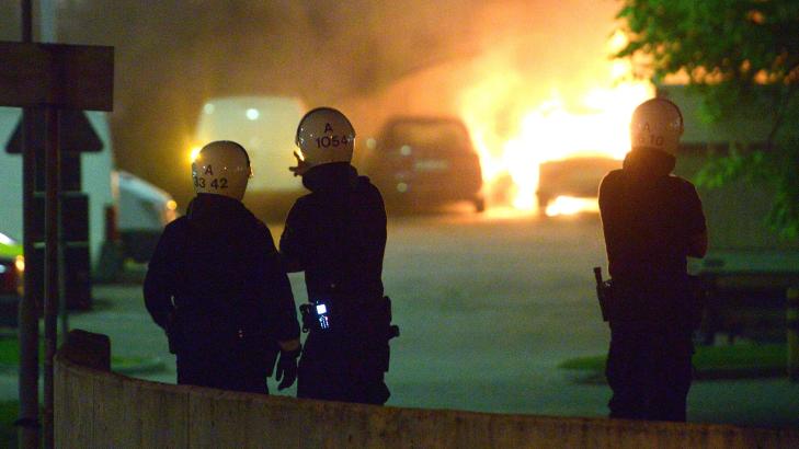 KASTET STEIN: 40-50 ungdommer var involvert i bilbrannene og kastet stein på politiet. I kveld har politiet økt beredskapen. Foto: Johan Nilsson / NTB Scanpix KASTET STEIN: 40-50 ungdommer var involvert i bilbrannene og kastet stein på politiet. I kveld har politiet økt beredskapen. Foto: Johan Nilsson / NTB Scanpix