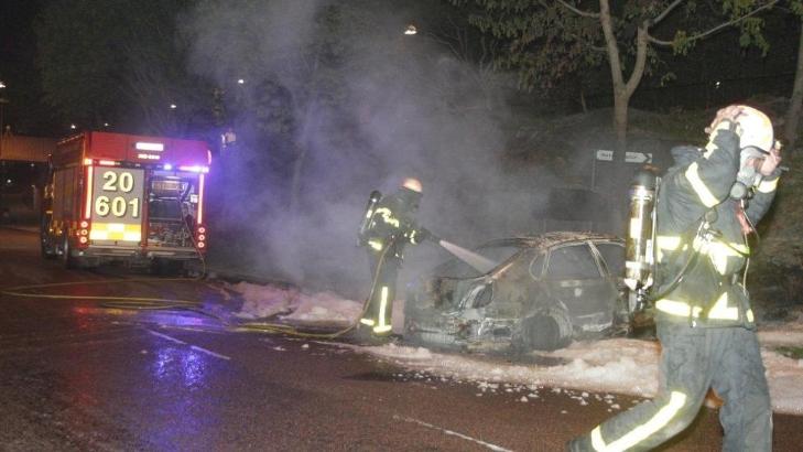 TENTE PÅ BILER: Ifølge politisjef i området, Jörgen Karlsson, var det totalt åtte bilbranner i Husby i natt, i tillegg til at et helt garasjeanlegg ble påtent. Skadeomfanget er uoversiktlig. Foto: Expressen TENTE PÅ BILER: Ifølge politisjef i området, Jörgen Karlsson, var det totalt åtte bilbranner i Husby i natt, i tillegg til at et helt garasjeanlegg ble påtent. Skadeomfanget er uoversiktlig. Foto: Expressen