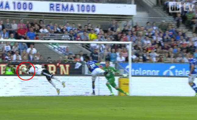 Her scorer Bille Nielsen med h�nda - og jubler som en gal