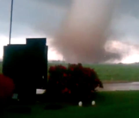 Han filmer tornadoen, s� m� han l�pe unna