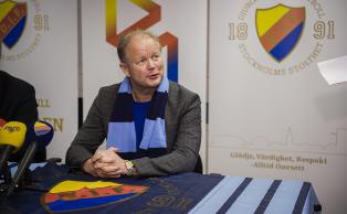 300 politifolk, kastenett og forh�yede gjerder