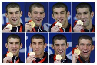 HISTORISK: Ingen har noen gang vunnet �tte gull i ett og samme OL f�r Michael Phelps klarte det i Beijing. - Jeg ville ikke byttet livet mitt mot noe, sier supersv�mmeren selv.Fotomontasje: AP/SCANPIX
