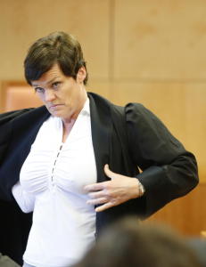 - Kanskje var hun forelsket i ham, kanskje ble hun sjalu? Lar hun ballen begynne å rulle og drar dette for langt?