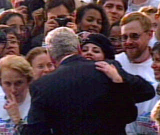 GJORDE DET SLUTT I 1997: Lewinsky hadde da fortalt 11 personer om forholdet hun hadde til Clinton. Han gjorde det slutt, men det hjalp ikke.  REUTERS/Reuters Television