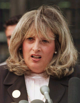 LINDA TRIPP: Monicas venninne og kollega som i hemmelighet tok opp deres fortrolige samtaler om forholdet mellom Clinton og Lewinsky. Hun oppfordret ogs� Lewinsky til � ta vare p� den bl� kjolen med Bill Clintons s�dflekk p�. De er ikke venner lenger.
Foto: REUTERS/Mark Wilson/File Photo