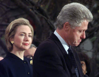HARDE TAK FOR KONA: Hillary Clinton st�ttet mannen og mente han ikke hadde v�rt utro. Her st�r hun ved hans side mens han takker medlemmene i Representantense hus som stemte mot riksrett. Foto: AP Photo/Susan Walsh