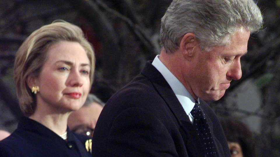 VED SIDEN AV SIN MANN:  USAs utenriksminister Hillary Rodham Clinton sammen med tidligere president Clinton tilbake i 1998. Foto: SCANPIX