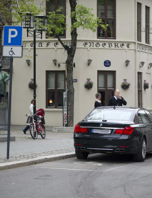 Norges Banks biler godt plassert p� handikapplassene i gata